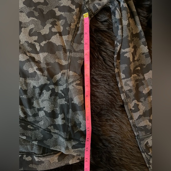 Lululemon (like new!)Heritage Camo Jacquard Black (& gray) Lunar Long Sleeve Top - Picture 16 of 16